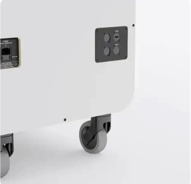 Artome S1 Anschlussfeld an der Gehäuserückseite Detailaufnahme der weißen Gehäuserückseite mit Netzanschluss links und einem Anschlussfeld mit HDMI, AUX-Eingang und zwei runden Durchführungen.