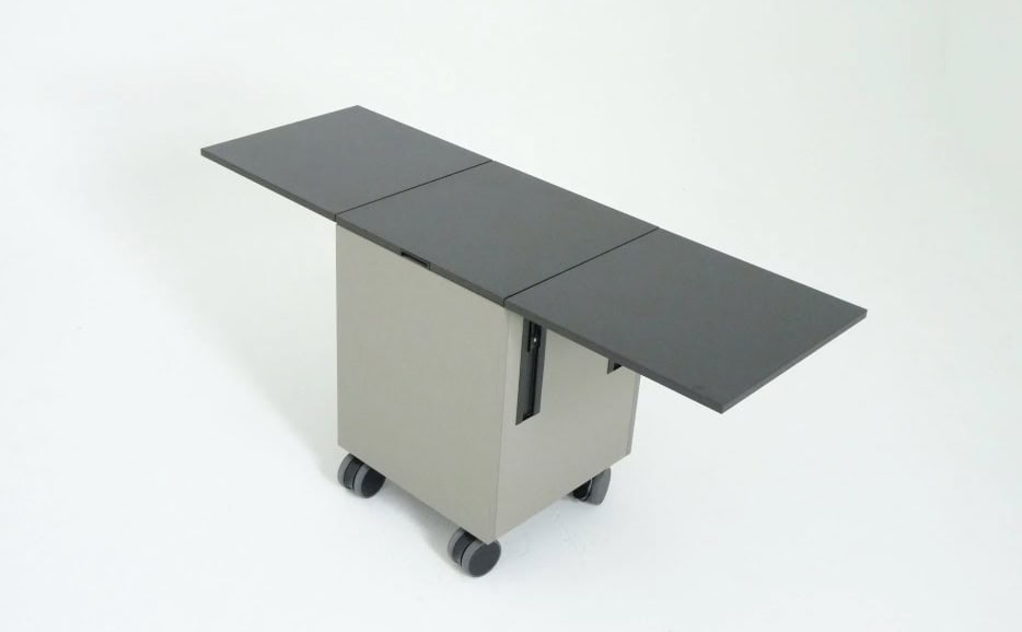 Vistono Pult: Erweiterbare Arbeitsfläche: Mit zwei seitlich hochklappbaren Tischplatten kann die Arbeitsfläche von 50 cm auf 150 cm Breite verdreifacht werden.