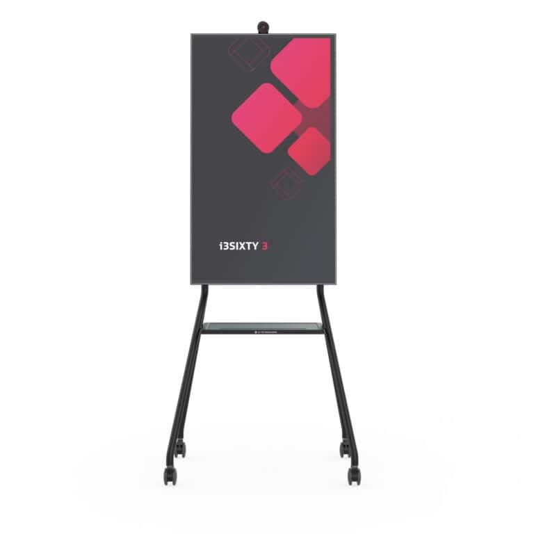 Ein schmales Display im Hochformat steht auf einem mobilen Displayständer mit Rollen vor hellem Hintergrund.