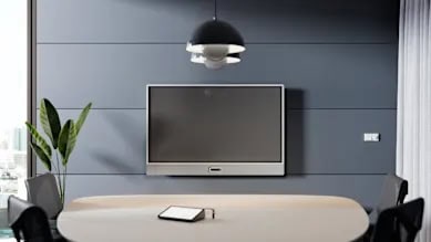 logitech-rally-board-65-wandmontiert Logitech Rally Board 65: 4-K-Touchscreen, KI-gesteuerte Audio- & Videofunktionen