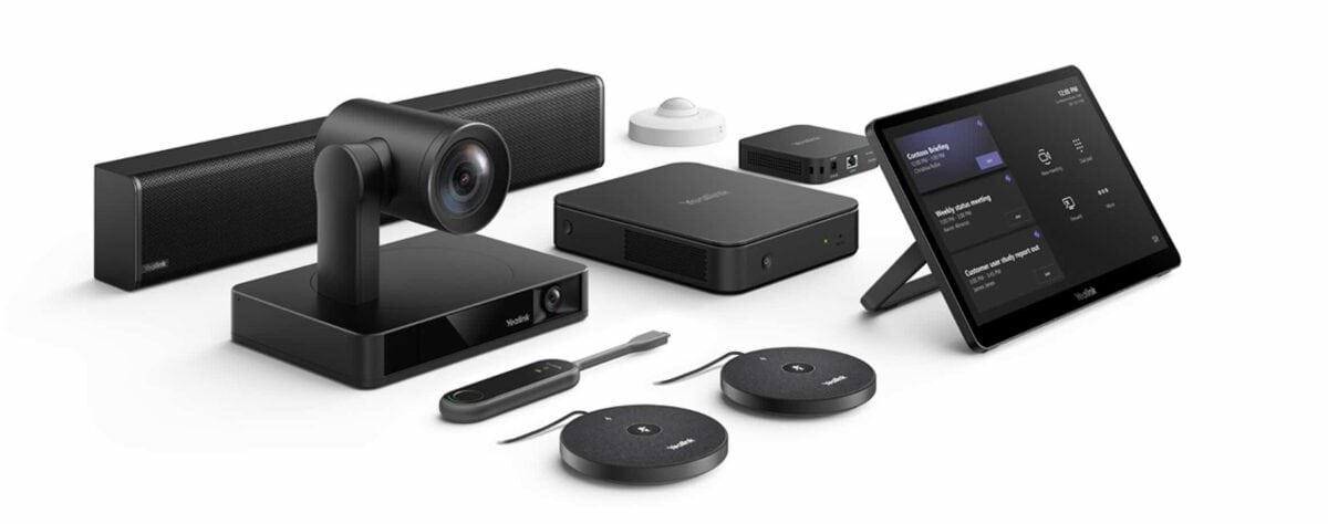 Das Bild zeigt das Yealink MVC860 Bundle mit PTZ-Kamera, Mini-PC, Touchpanel, zwei Mikrofoneinheiten und Präsentationszubehör – eine modulare Microsoft Teams Room-Lösung für mittelgroße bis große Konferenzräume mit Windows-basierter Steuerung.