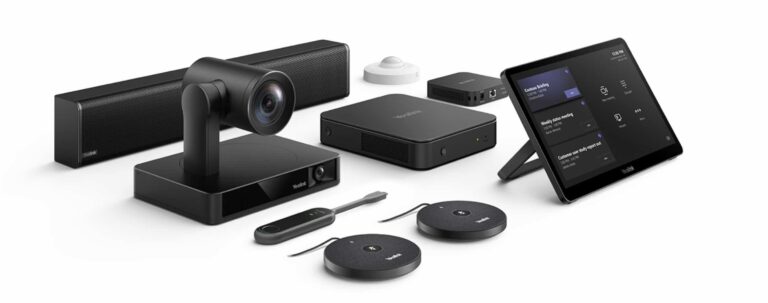 Das Bild zeigt das Yealink MVC860 Bundle mit PTZ-Kamera, Mini-PC, Touchpanel, zwei Mikrofoneinheiten und Präsentationszubehör – eine modulare Microsoft Teams Room-Lösung für mittelgroße bis große Konferenzräume mit Windows-basierter Steuerung.