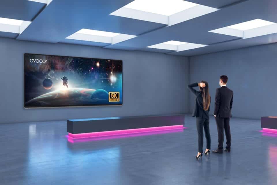 avocor-l-serie-5k-display Das Avocor L Series bietet eine leistungsstarke Lösung für moderne Meeting- und Schulungsräume. Mit seinem 21:9-Ultraweitbildschirm, interaktiven Funktionen und der 5K-Auflösung sorgt es für eine klare, intuitive und kollaborative Arbeitsumgebung. Perfekt für Unternehmen, die Produktivität, Zusammenarbeit und visuelle Qualität auf ein neues Level heben möchten.