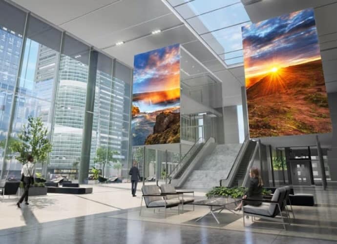 Sony Crystal LED Serie – Großformatige Premium-Displays für beeindruckende Lobby-Installationen Zwei großformatige Sony Crystal LED Displays hängen in einer modernen, lichtdurchfluteten Lobby und zeigen brillante Landschaftsaufnahmen in höchster Bildqualität, um Besucher visuell zu beeindrucken.