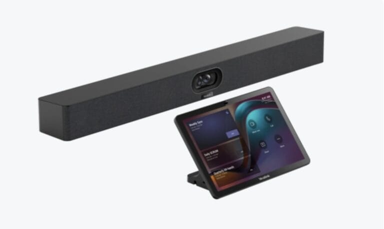 Abgebildet ist die Yealink MeetingBar A40 mit dem Touch-Controller CTP25 – eine All-in-One-Videokonferenzlösung mit integrierter Kamera, Mikrofonen und Lautsprechern, ideal für kleine bis mittelgroße Räume und native Microsoft Teams- oder Zoom-Anwendungen.