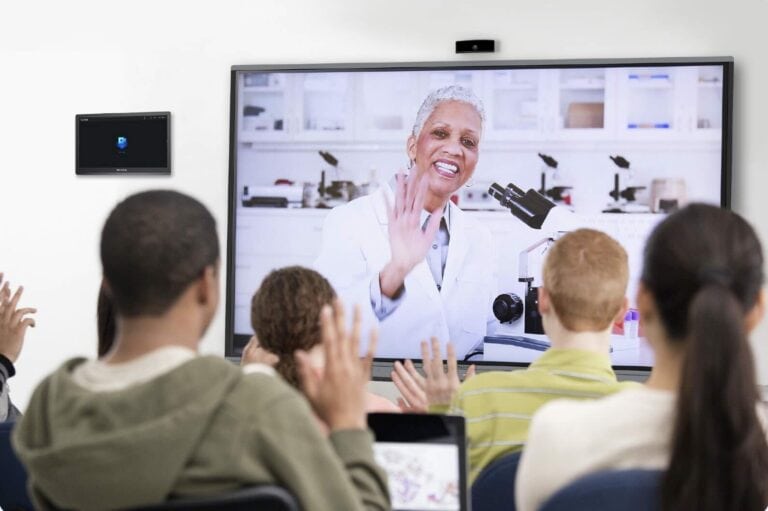 Lehrerin im interaktiven Klassenzimmer mit MAXHUB Display und Schülern – Szenario für hybride Lehre mit KI-gestützter Aufzeichnung