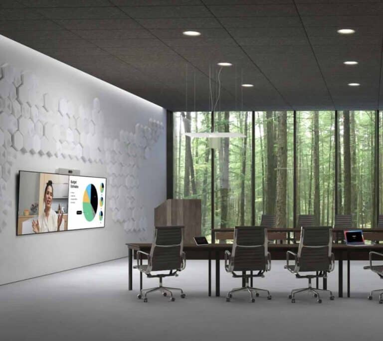 Ein hochwertig ausgestatteter Boardroom mit großem Konferenztisch, ergonomischen Stühlen und einer wandintegrierten Videokonferenzlösung mit Cisco Codec Pro bietet ideale Bedingungen für hybride Führungssitzungen und internationale Meetings.