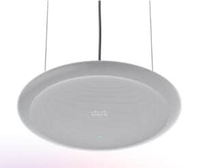 Unteransicht des Cisco Deckenmikrofon Pro in heller Farbe mit dezentem Cisco-Branding