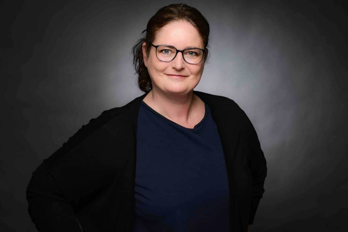 Porträtfoto von Maren Westphal vor dunklem Studiohintergrund, Expertin für Digital Marketing, Content Enablement und strategische Kommunikation bei conference-tv – zuständig für B2B-Markenführung und digitale Sichtbarkeit.