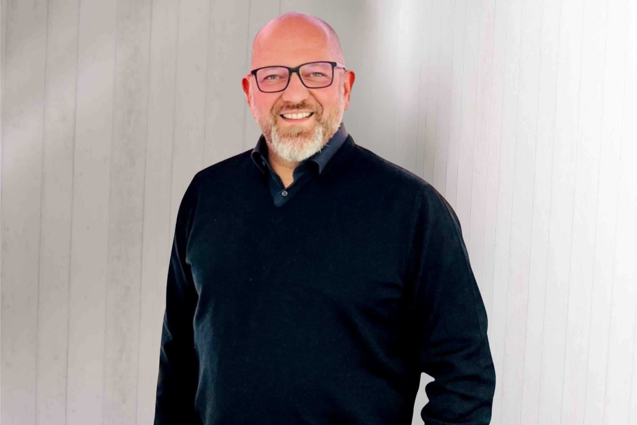 Porträtfoto von Torsten Benkstein, Business Developer bei conference-tv, mit Fokus auf strategischen Vertrieb, Partner-Management und die Erschließung neuer Geschäftsfelder im Bereich AV- & Medientechniklösungen für hybride Arbeitsumgebungen.