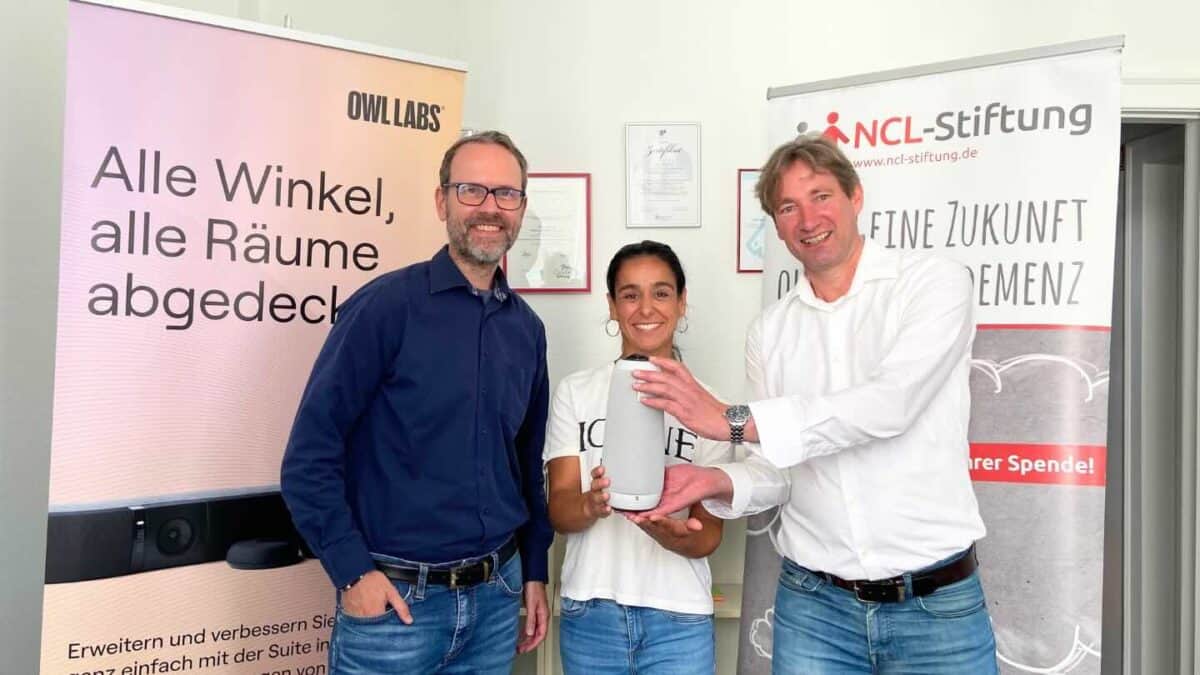 conference-tv überreicht Spende an NCL-Stiftung im Kampf gegen Kinderdemenz.