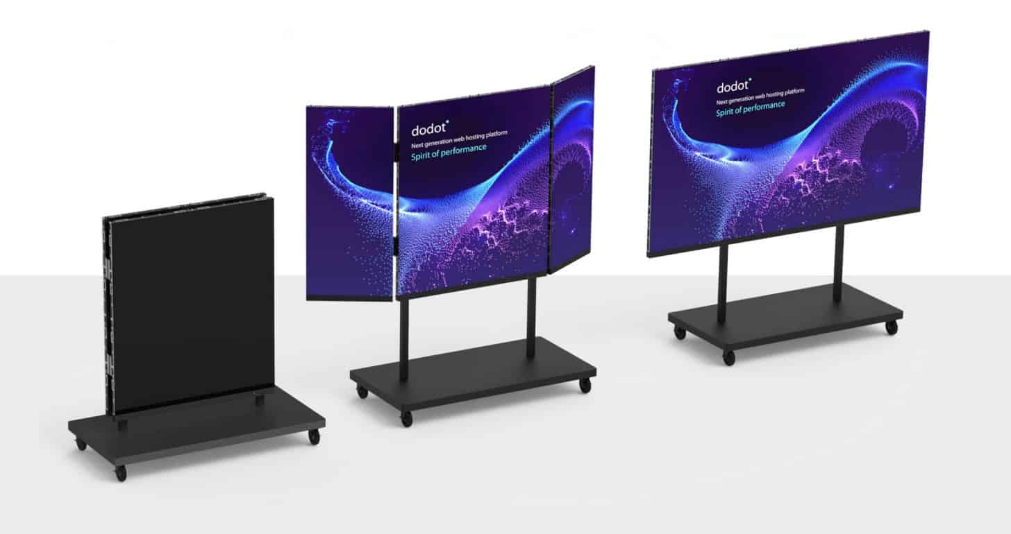 Primeboard LED-Flip faltbares Display mit Standfuß – Versionen im Überblick Das Bild zeigt drei Varianten des Primeboard LED-Flip-Displays mit stabilem Untergestell: links im geschlossenen Transportmodus, mittig halb entfaltet und rechts vollständig geöffnet im Präsentationsbetrieb. Die Varianten verdeutlichen die Transformation des Systems von mobil zu einsatzbereit.