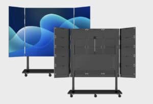 Das Bild zeigt die Vorder- und Rückseite eines Primeboard LED-Flip Displays. Links ist das ausgeklappte Display mit aktiver Bildfläche zu sehen, rechts die technische Rückansicht mit Gehäusemodulen, Faltgelenken und stabiler Rollkonstruktion.