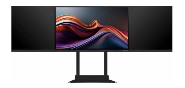 Primeboard PrimeLIFT XL mit seitlichen Whiteboard-Flügeln Das Bild zeigt ein Primeboard Display auf dem PrimeLIFT XL Liftsystem mit zwei breiten, seitlich montierten Whiteboard-Flügeln. Die höhenverstellbare Einheit kombiniert analoge Schreibflächen mit digitaler Präsentation – ideal für Klassenzimmer und Seminarräume.