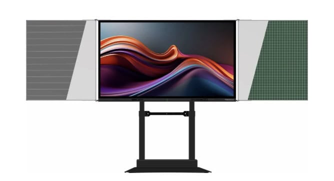 Primeboard PrimeLIFT M FOLD mit doppelseitigen Klapptafeln Das Bild zeigt ein Primeboard Display mit motorisch höhenverstellbarem PrimeLIFT M FOLD System und seitlich angeschlagenen Faltflügeln. Die linke Tafel ist beschreibbar, die rechte zeigt eine klassische Kreidetafelstruktur – ideal für hybride Lehr- und Präsentationsumgebungen.