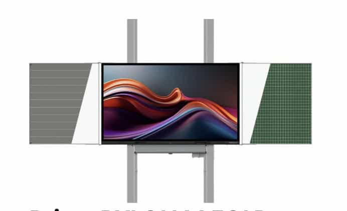 Primeboard PrimePYLON M FOLD – höhenverstellbares Wandmodul mit Klapptafeln Das Bild zeigt ein Primeboard Display in einer PrimePYLON M FOLD Wandhalterung mit vertikalen Führungsschienen und zwei seitlich montierten Klapptafeln. Die manuelle Höhenverstellung erfolgt geräuscharm über ein Gegengewichtssystem – ideal für Schulen und Bildungseinrichtungen.