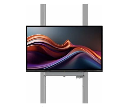 Primeboard PrimePYLON M – wandmontiertes Höhenverstellsystem mit Griffleiste Das Bild zeigt ein Primeboard Display in einer PrimePYLON M Wandhalterung mit vertikalen Pylonen und unterseitiger Griffleiste. Die manuelle Höhenverstellung erfolgt sanft über Gegengewichte – ideal für Klassenzimmer und Schulungsräume mit wechselnden Nutzern.