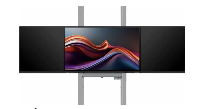 Primeboard PrimePYLON XL – manuelle Wandhalterung für große Displays Das Bild zeigt ein Primeboard Display an der PrimePYLON XL Wandhalterung mit zwei vertikalen Führungsschienen und seitlichen Flächen für zusätzliche Inhalte. Das Gegengewichtssystem ermöglicht eine kraftfreie, präzise Höhenverstellung – ideal für große Räume und anspruchsvolle Präsentationen.
