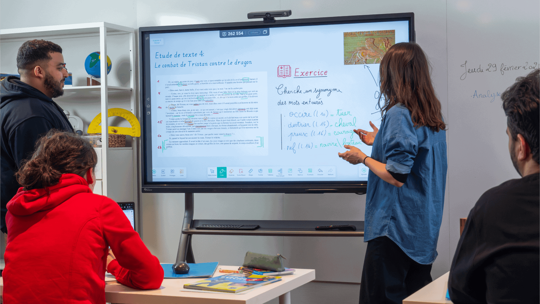 Speechi SuperGlass+ S mit Swift Bar – Interaktives Display mit Kamera & Mikrofon für hybriden Unterricht Eine Lern- oder Unterrichtsgruppe nutzt ein Speechi SuperGlass+ S Display mit integrierter Swift Bar (Kamera & Mikrofon); auf dem Bildschirm sind digitale Notizen sichtbar – ideal für hybride Lernszenarien, interaktive Gruppenarbeit und Videokonferenzen im Klassenzimmer.