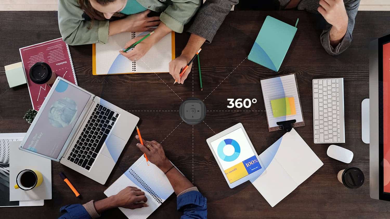 Speechi 360° All-in-One Konferenzkamera in Meeting-Situation von oben Top-Down-Ansicht eines Konferenztisches mit mehreren Personen, Laptops, Tablets und Notizmaterialien; zentral positioniert ist die Speechi 360° All-in-One Konferenzkamera, die durch ihre Rundum-Abdeckung alle Teilnehmer gleichmäßig erfassen kann.