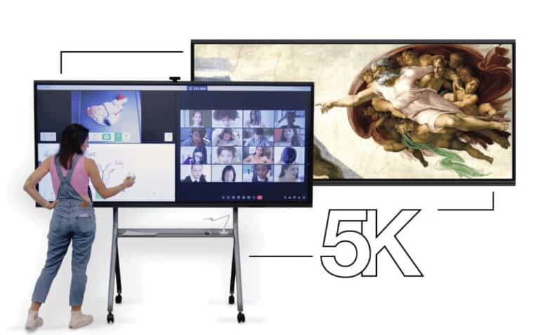 Eine Frau bedient das Speechi SuperGlass 3 Touchdisplay mit ultrahoher 5K-Auflösung im hybriden Einsatz: links eine Videokonferenz, rechts ein Kunstwerk in höchster Detailtiefe – ideal für kollaboratives Arbeiten, digitales Lernen und kreative Präsentationen.