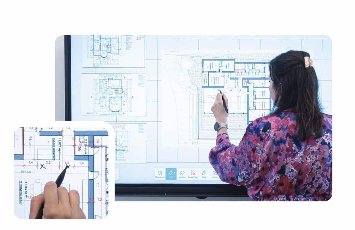 Speechi SuperGlass S – Interaktives Display für technische Bildung & digitales Zeichnen Eine Frau bearbeitet mit einem Stylus technische Bauzeichnungen auf einem Speechi SuperGlass S Touchdisplay, während ein zweiter Nutzer per Tablet Inhalte ergänzt – ideal für digitalen Fachunterricht, Architektur, MINT-Fächer und kollaboratives Lernen.