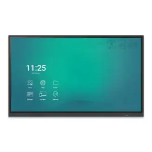 Ein interaktives Display mit schwarzem Rahmen zeigt eine türkisfarbene Startoberfläche in frontaler Ansicht vor hellem Hintergrund.