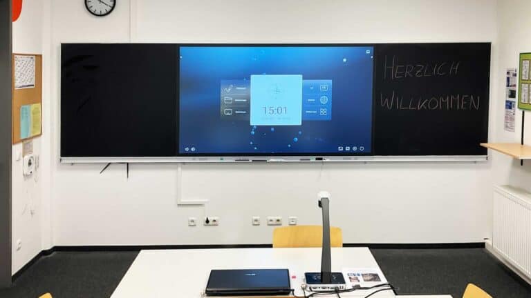 Ein großformatiges PrimeBoard XL ist in einem klassisch eingerichteten Unterrichtsraum der VHS Straubing installiert und dient als zentrales digitales Tafelersatzsystem für modernen Präsenz- und Hybridunterricht.