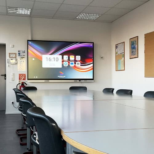 Ein modernes PrimeBoard-Display ist im Konferenzraum der VHS Straubing installiert und dient als zentrale Präsentationsfläche für Meetings, Besprechungen und hybride Schulungsformate.