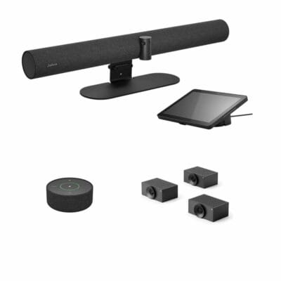 Das Bild zeigt mehrere Komponenten des Jabra PanaCast Room Kit Multi Bundle, darunter eine längliche Videobar, ein rundes Speakerphone sowie mehrere Adapter und ein Tablet.
