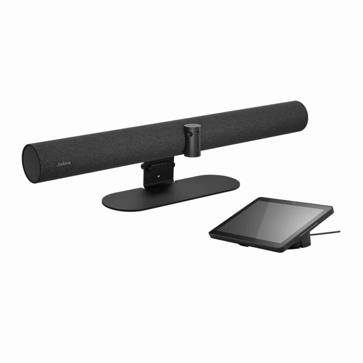 Jabra PanaCast Room Kit Videobar mit Controller 2️⃣ 📝 Alt-Text (WCAG + AI-optimiert) Die schwarze Videobar des Jabra PanaCast Room Kit steht auf einem runden Standfuß, daneben liegt ein flaches Tablet als separater Controller.