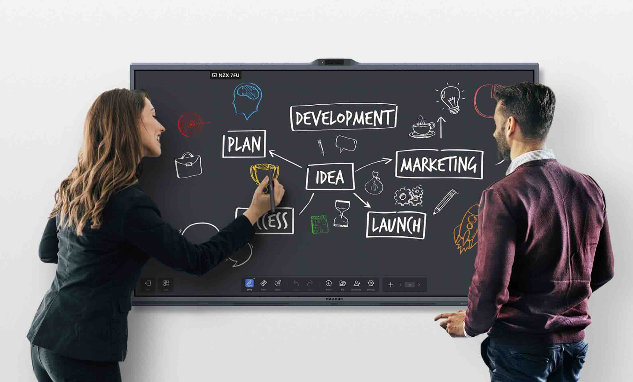 MAXHUB XBoard V7 digitale Zusammenarbeit am interaktiven Whiteboard Zwei Personen stehen vor einem MAXHUB XBoard V7 Display und arbeiten gemeinsam an einem digitalen Whiteboard mit Skizzen, Notizen und Diagrammen zur kollaborativen Projektplanung.