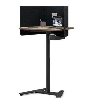 Mobiler Tisch mit zentralem Standfuß und Rollen, darauf Laptop und Gegenstände, vor dunkler Wand in einem Präsentations- oder Arbeitsumfeld positioniert.