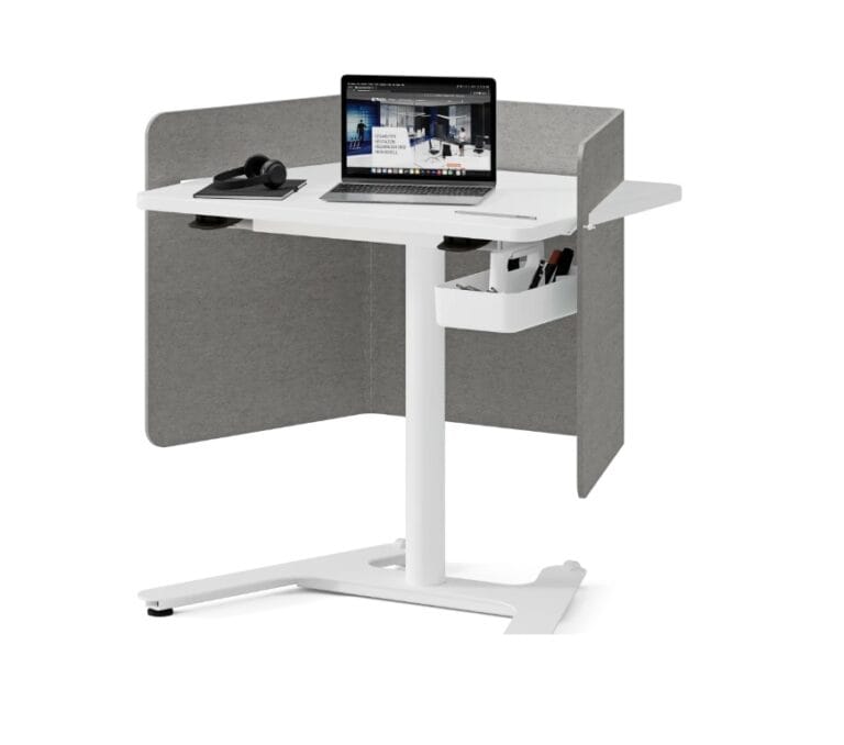 Mobiler Tisch mit zentralem Standfuß und unterer Sichtblende, darauf Laptop und Zubehör, vor hellem Hintergrund in funktionaler Anordnung dargestellt.