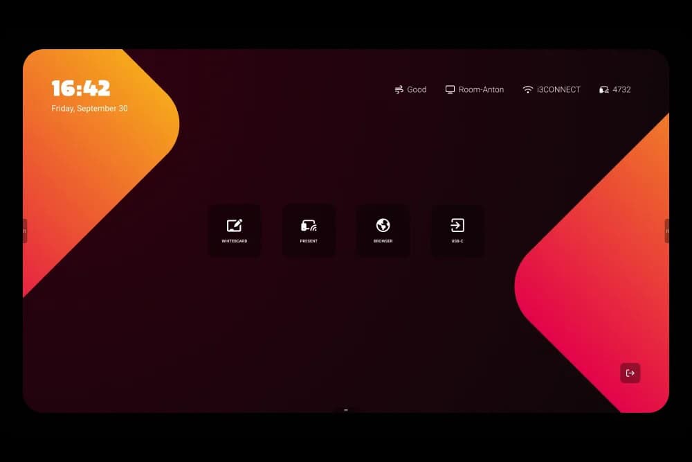 i3CONNECT Studio Benutzeroberfläche auf Tablet Ein schwarzes Tablet zeigt eine dunkle Benutzeroberfläche mit Uhrzeit, vier Funktionssymbolen und orangefarbenen Flächen vor hellem Hintergrund.