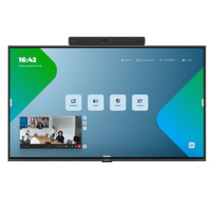 Ein großes Touchdisplay mit schwarzem Rahmen und montierter Videobar steht freigestellt vor weißem Hintergrund; auf dem Bildschirm ist eine Benutzeroberfläche mit kleinem Videofenster zu sehen.