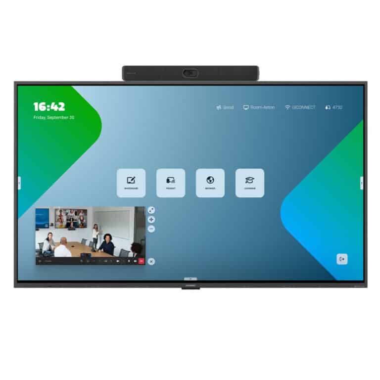 Ein großes Touchdisplay mit schwarzem Rahmen und montierter Videobar steht freigestellt vor weißem Hintergrund; auf dem Bildschirm ist eine Benutzeroberfläche mit kleinem Videofenster zu sehen.