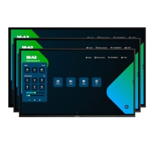 Mehrere überlappend dargestellte schwarze Touchdisplays stehen freigestellt vor weißem Hintergrund; auf dem vorderen Bildschirm sind eine Benutzeroberfläche mit Kacheln, Uhrzeit und Bedienfeld zu sehen.
