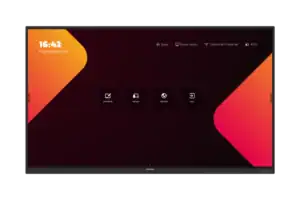 Ein schwarzes Touchdisplay steht freigestellt vor weißem Hintergrund; auf dem Bildschirm sind Uhrzeit, drei Funktionskacheln und orangefarbene Flächen auf dunklem Hintergrund sichtbar.