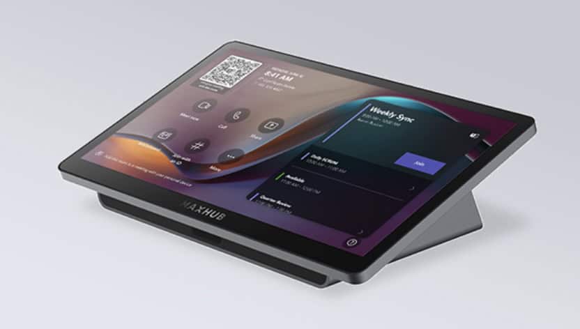 MAXHUB Universal Console TCP33T Touch-Konsole Die MAXHUB Touch-Konsole liegt geneigt auf einem grauen Hintergrund und zeigt eine Microsoft-Teams-Bedienoberfläche.