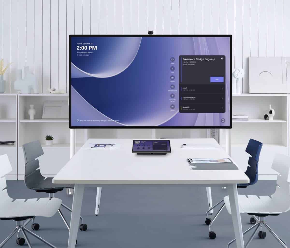 MAXHUB Universal Console TCP33T mit Surface Hub 3 Eine MAXHUB Touch-Konsole steht auf einem Besprechungstisch vor einem großen Surface Hub 3 Display.