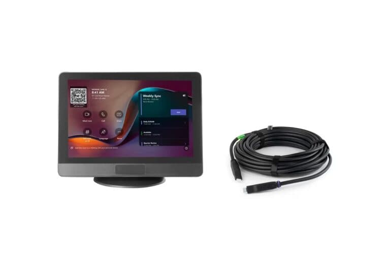 Barco ClickShare Control Panel auf Standfuß neben dem aufgerollten zehn Meter langen ClickShare USB-C-AOC-Kabel, das zum Lieferumfang gehört.