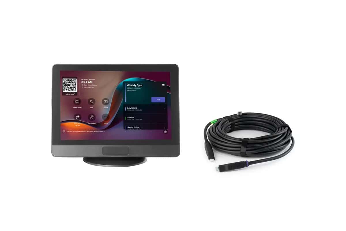Barco ClickShare Control Panel mit 10-Meter-USB-C-Kabel Barco ClickShare Control Panel auf Standfuß neben dem aufgerollten zehn Meter langen ClickShare USB-C-AOC-Kabel, das zum Lieferumfang gehört.