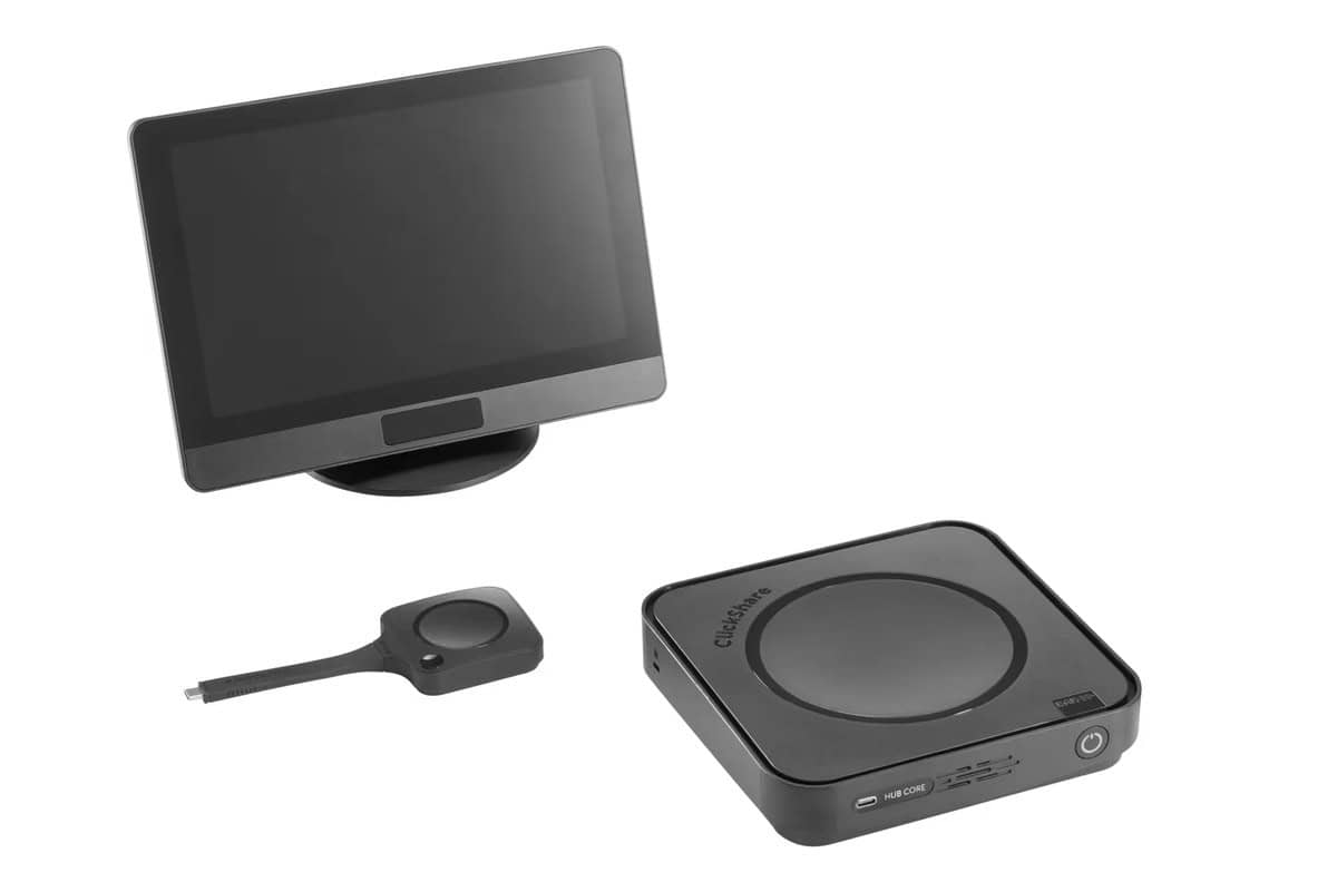 Barco ClickShare Hub Core Kit mit Control Panel und Button Barco ClickShare Control Panel auf Standfuß, ClickShare Button der fünften Generation und Hub Core Base Unit nebeneinander in leichter Schrägansicht.