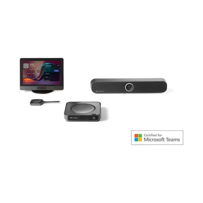 Touchdisplay mit Meeting-Oberfläche, kabelloser Button, quadratische Base Unit und schwarze Soundbar mit Kamera und Sennheiser-Schriftzug vor weißem Hintergrund, daneben ein Microsoft-Teams-Zertifizierungslogo.