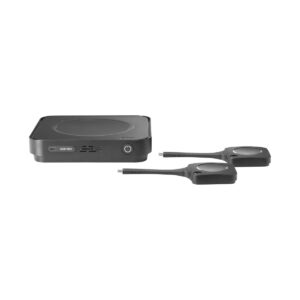 Schwarze quadratische Base Unit des ClickShare Hub Pro mit Power-Taste und frontseitigem USB-C-Anschluss, daneben zwei ClickShare Buttons mit USB-C-Steckern.
