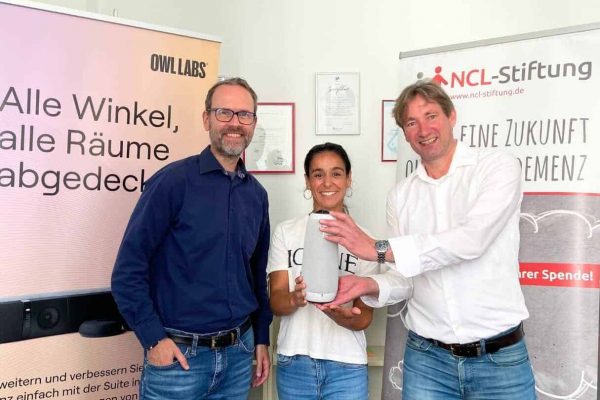 conference-tv überreicht Spende an NCL-Stiftung im Kampf gegen Kinderdemenz.