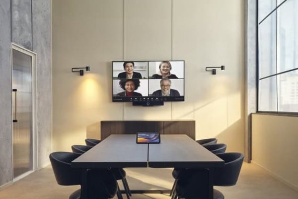 Kleiner Besprechungsraum mit EPOS Expand Vision 5 für professionelle Videokonferenzen mit mehreren Teilnehmenden auf dem Bildschirm.