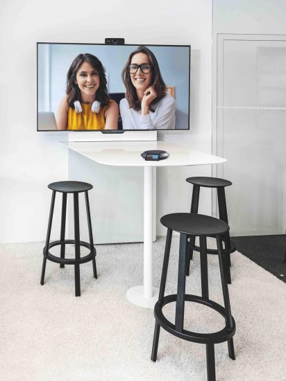 Lifesize Icon 300 mit Phone HD für kompakte Besprechungsecken – zwei Teilnehmende in Videokonferenz auf Display sichtbar