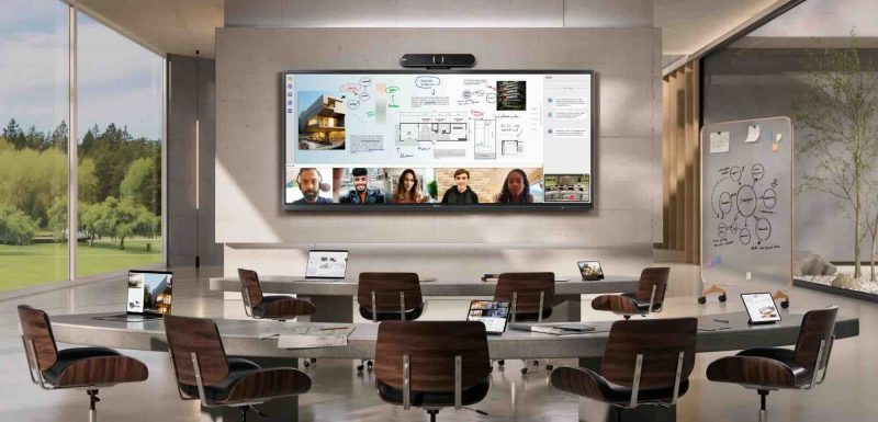 Konferenzraum mit großem 21:9 Ultra-Wide Touchdisplay von ViewSonic für hybride Meetings und Präsentationen.